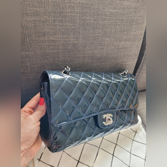 Navy patent medium Chanel flap - Picture 8 of 16